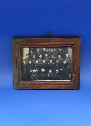 Старое фото в деревянной рамке