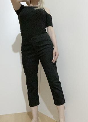L черные укороченные джинсы брюки