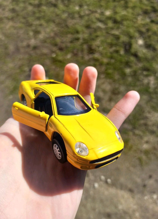 Продам іграшковий автомобіль жовтого кольору