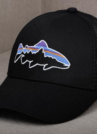 Чорна кепка з вишитим логотипом patagonia