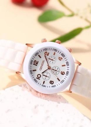 Женские кварцевые наручные часы с силиконовым ремешком.