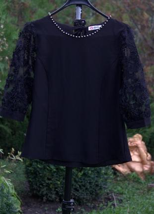 Розкішна приталена чорна блуза з мереживним рукавом