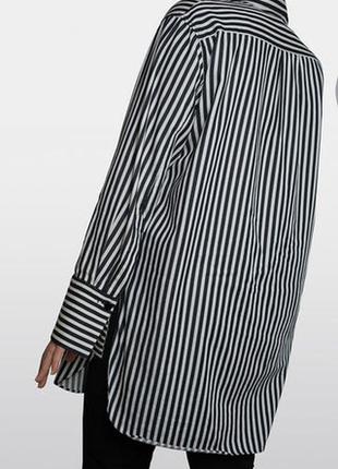Подовжена сорочка в черно-білу смужку від датського дизайнера