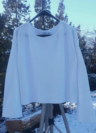 Білосніжний вязаний пуловер вільного крою