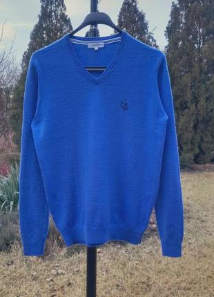 Голубой шерстяной свитер