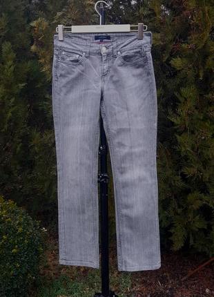 Серые зауженные джинси