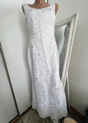 Біла весільна сукня по фігурі з відкритою спинкою та мереживом...