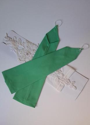 Нарядные перчатки под платье зеленые матовые