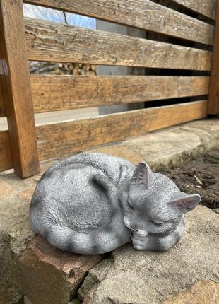 Садовая фигура ДомФигурок Спящий кот серый