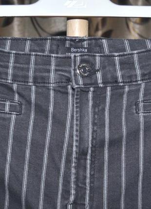 Стильні жіночі джинси скінні bershka в смужку