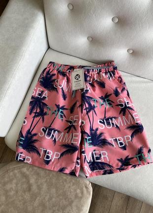 Яркие розовые шорты с пальмами тропическим летним принтом