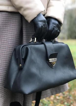 Чорна шкіряна жіноча сумка-саквояж ручної роботи