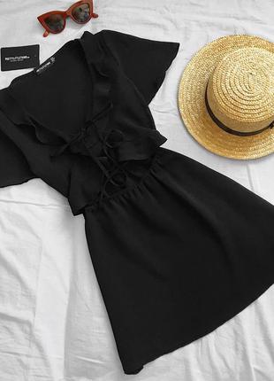 Стильное черное платье мини с рюшами от prettylittlething