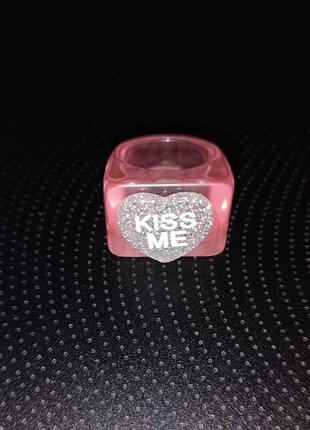 Акриловое кольцо кольцо kiss me