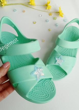 Сандалии на девочку кроксы crocs-starp charm sandal