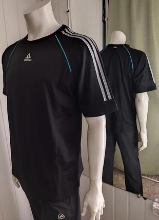 Спортивная футболка черного цвета.adidas