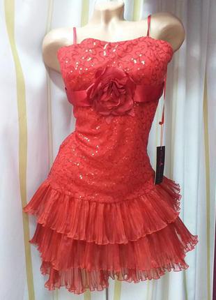 Платье красное с пайетками.