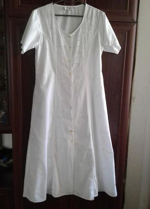 Белое хлопковое длинное расклешенное платье с коротким рукавом...