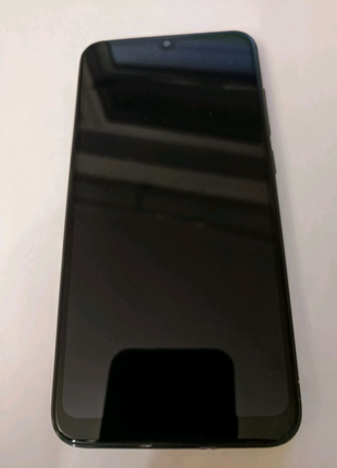 Телефон смартфон Xiaomi Mi play 4/64 висит на заставке.