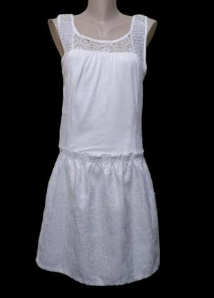 Белое платье с ажурными вставками.