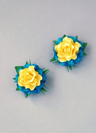 Резиночки для волосся з квітами в жовто-синьому кольорі.
