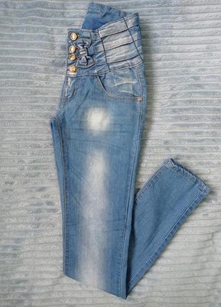 Супер стильные джинсы с завышенной талией