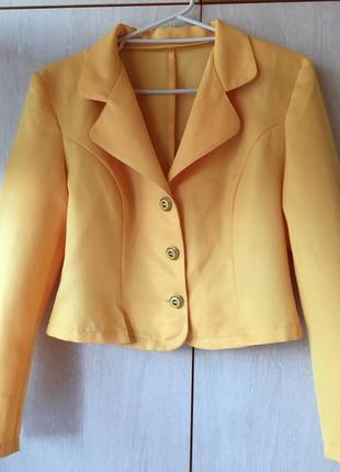 Желто-оранжевый короткий  пиджак