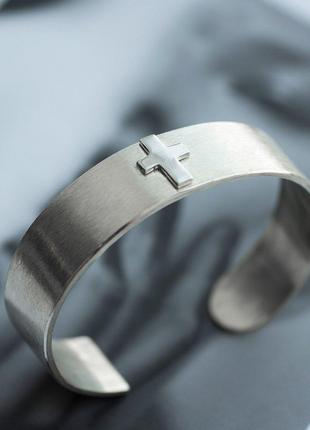 Жесткий браслет ручной работы из серебра с крестом denb1