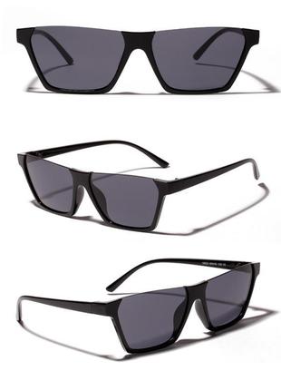 Полуободковые прямоугольные черные солнцезащитные очки с серой...