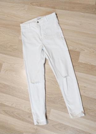 Білі джинси з високою посадкою bershka
