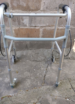 Ходунки для інвалідів
