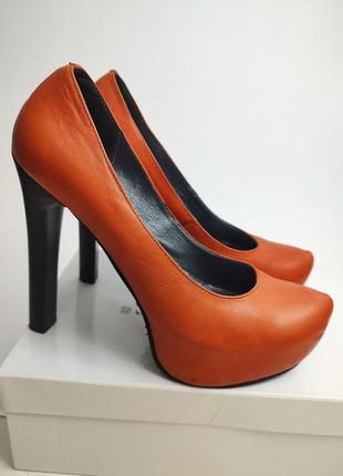 Яркие эффектные оранжевые туфли на высоком устойчивом каблуке