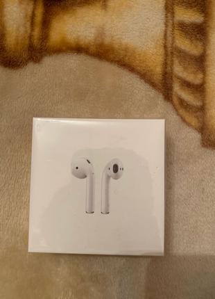 AirPods 2 with charging case