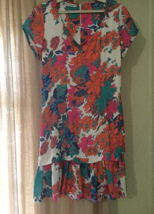 Платье в цветах с воланом короткое средняя длина класснючее