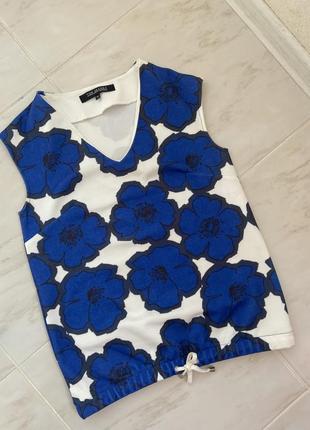 Дуже гарна плотна футболка майка з квітами синіми