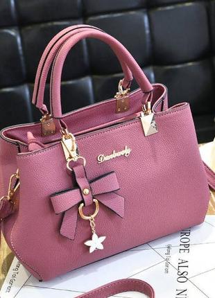 Модная женская сумка с брелоком розовый