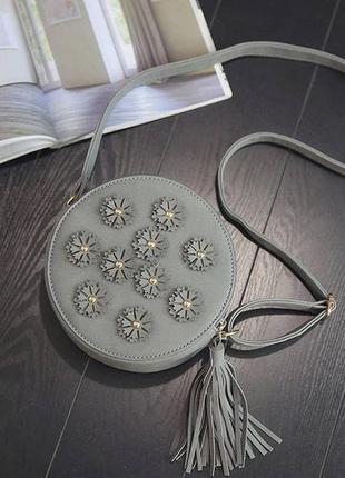 Женская круглая сумочка с цветами серый