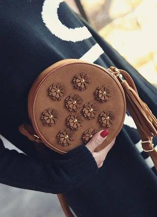Женская круглая сумочка с цветами коричневый