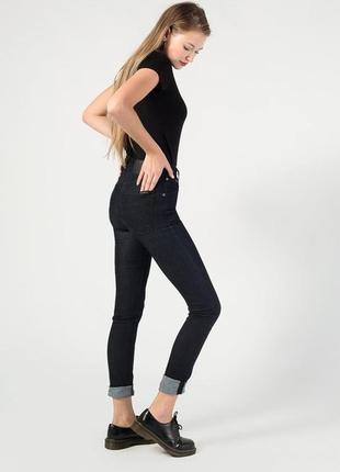 Крутые джинсы с высокой посадкой nudie jeans