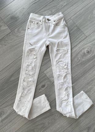 Стильные рваные джинсы в белом цвете