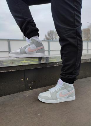 Женские кроссовки nike air jordan 1 retro high grey/pink