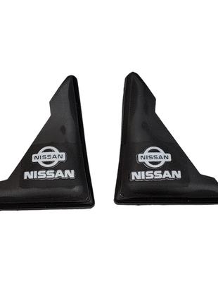 Уголки на двери автомобиля Nissan для защиты от сколов, царапи...
