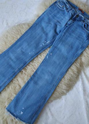 Крутые расклешенные джинсы с потертостями и дырочками