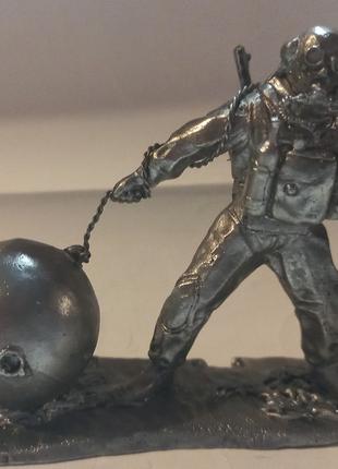 Фигурка статуэтка водолаз с миной сувенир металл сплав олова С...
