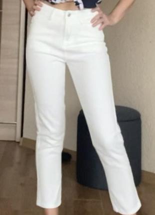 Белые джинсы мом на высокой посадке