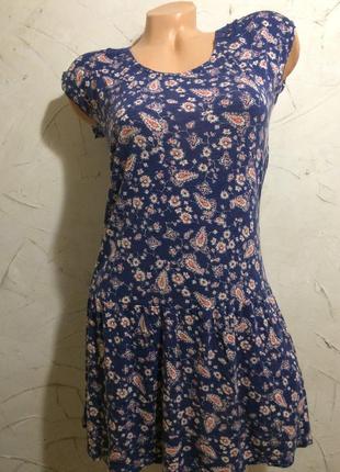 Легкое синее летнее платье в цветы с кружевом