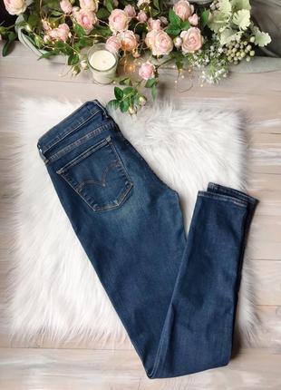 Синие женские джинсы levis