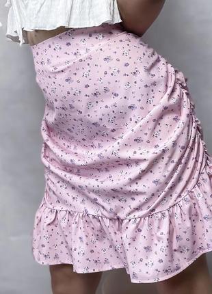 Розовая юбка мини в цветочный принт missguided