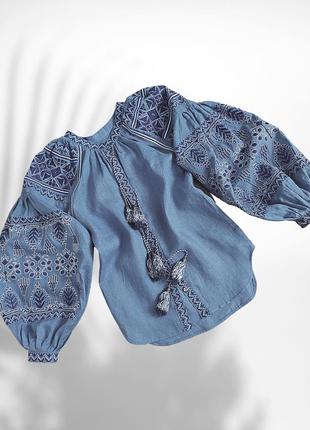 Синяя женская блуза-вышиванка с вышитым геометрическим орнаментом