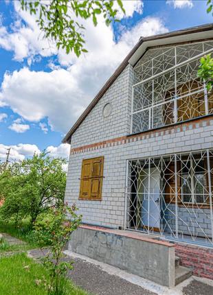 Будинок у дачному кооперативі біля річки